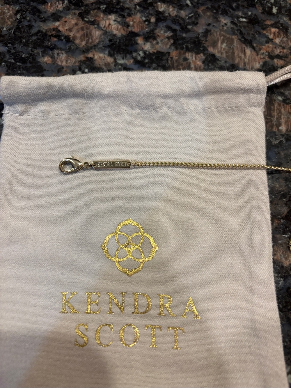 Kendra Scott Dylan Necklace Gold Iridescent Oval Pendant + Original Pouch - Picture 2 of 6